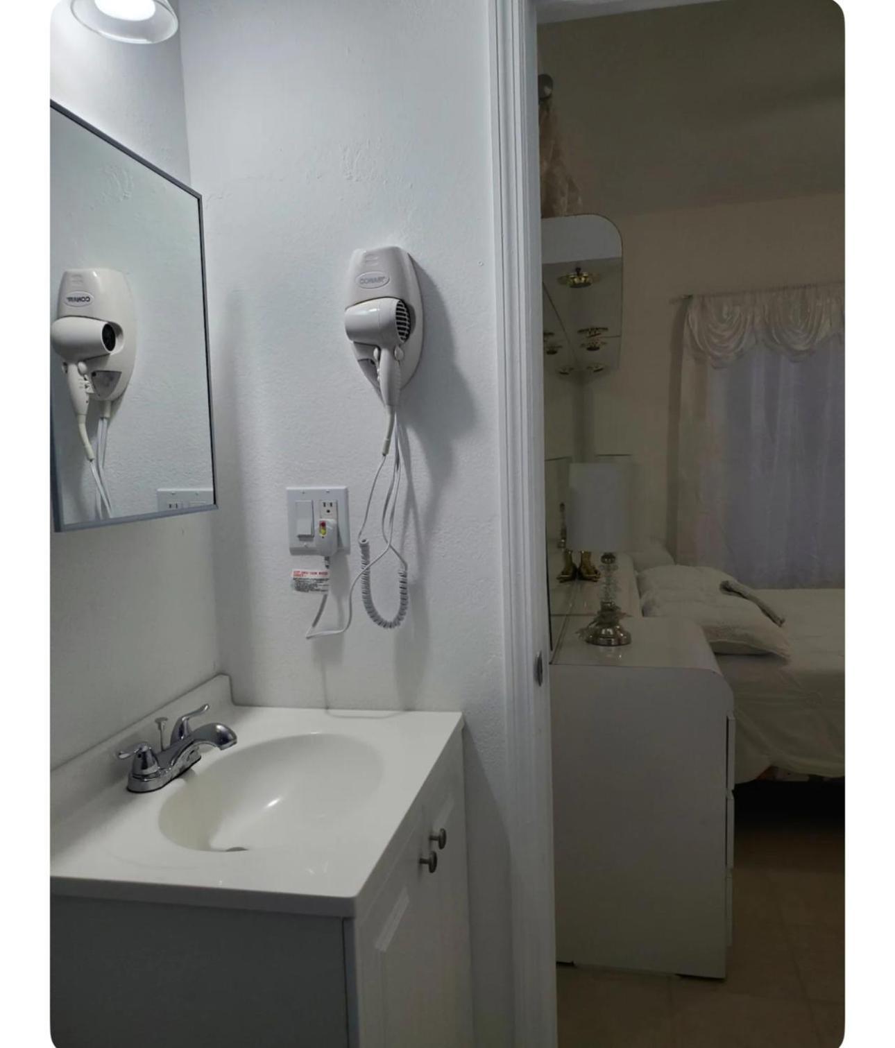 B1 Best Value On Private Bedroom With Private Bathroom In Little Havana, Miami Kültér fotó